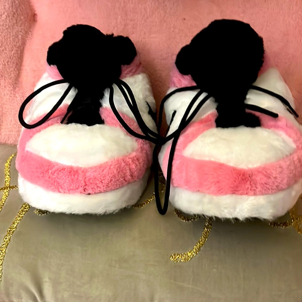 Nike Fuzzy slippers